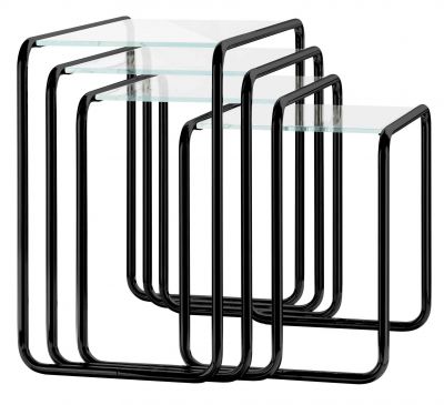 Thonet B 9 Beistelltische Set für den Außenbereich mit schwarzem Gestell und Glasplatten.